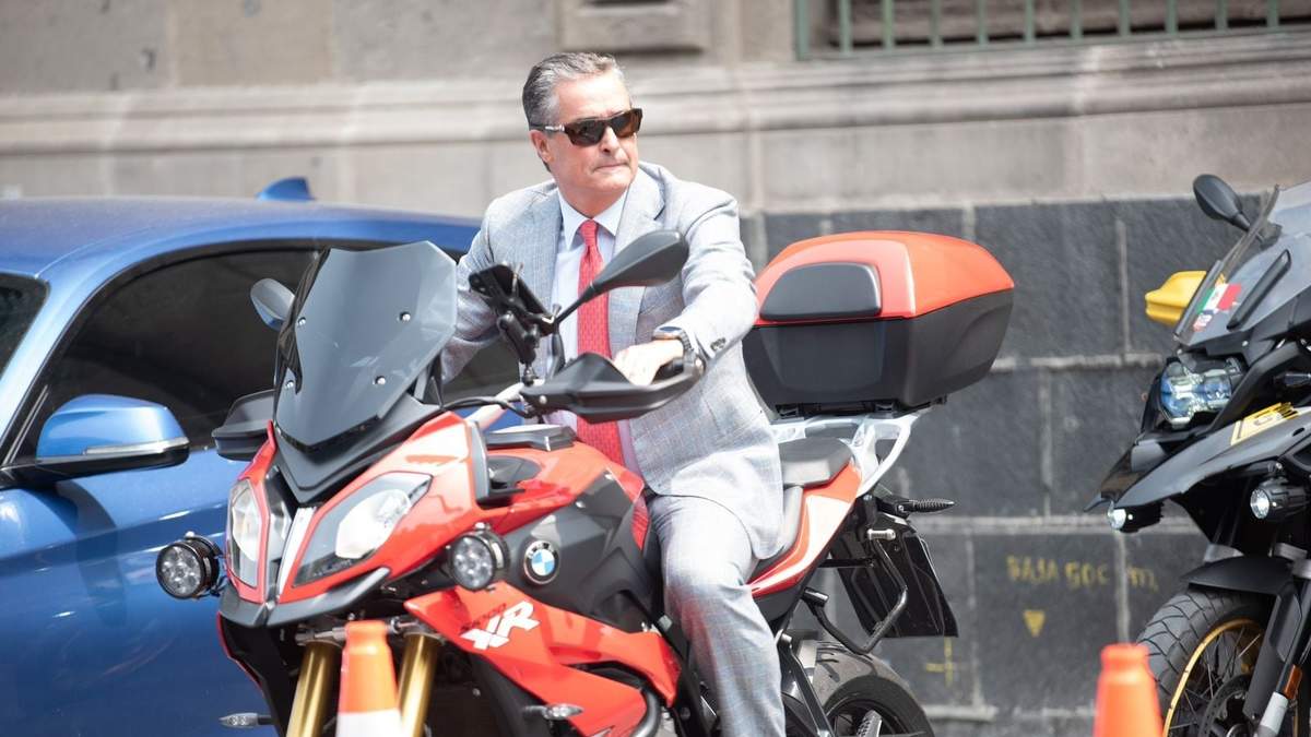 El co-presidente de Televisa a su salida de Palacio Nacional tras reunirse con el presidente López Obrador