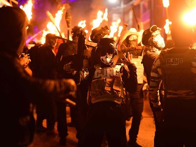 Hombres se vistieron como integrantes del CJNG durante carnaval de Tuzamapan, Veracruz