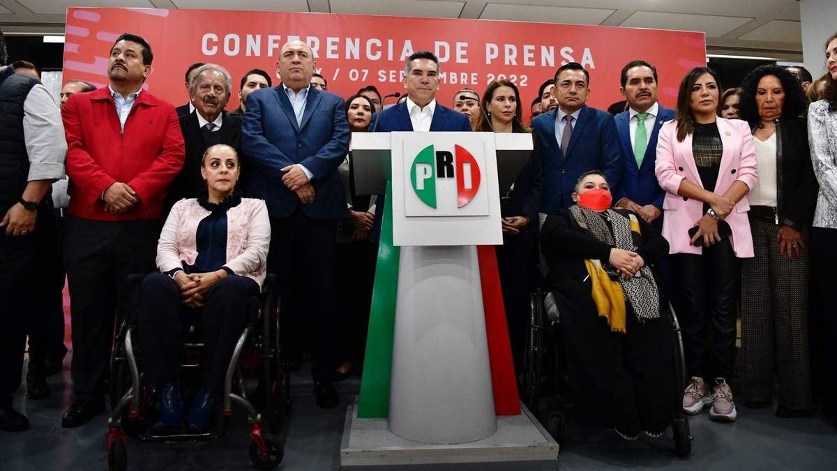 La diputada Yolanda de la Torre (izq.)