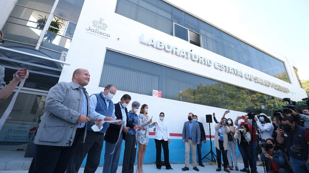 Alfaro durante un evento de salud en Jalisco