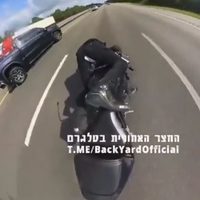 Video impactante de un motociclista que choca contra una camioneta y lo remata un tráiler