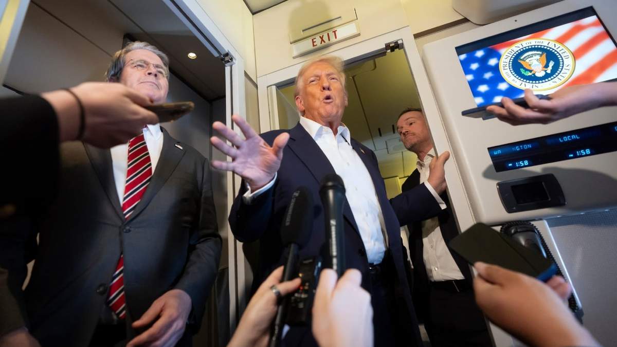 El presidente de Estados Unidos, Donald Trump, a bordo del Air Force One en ruta a Japón desde Malasia