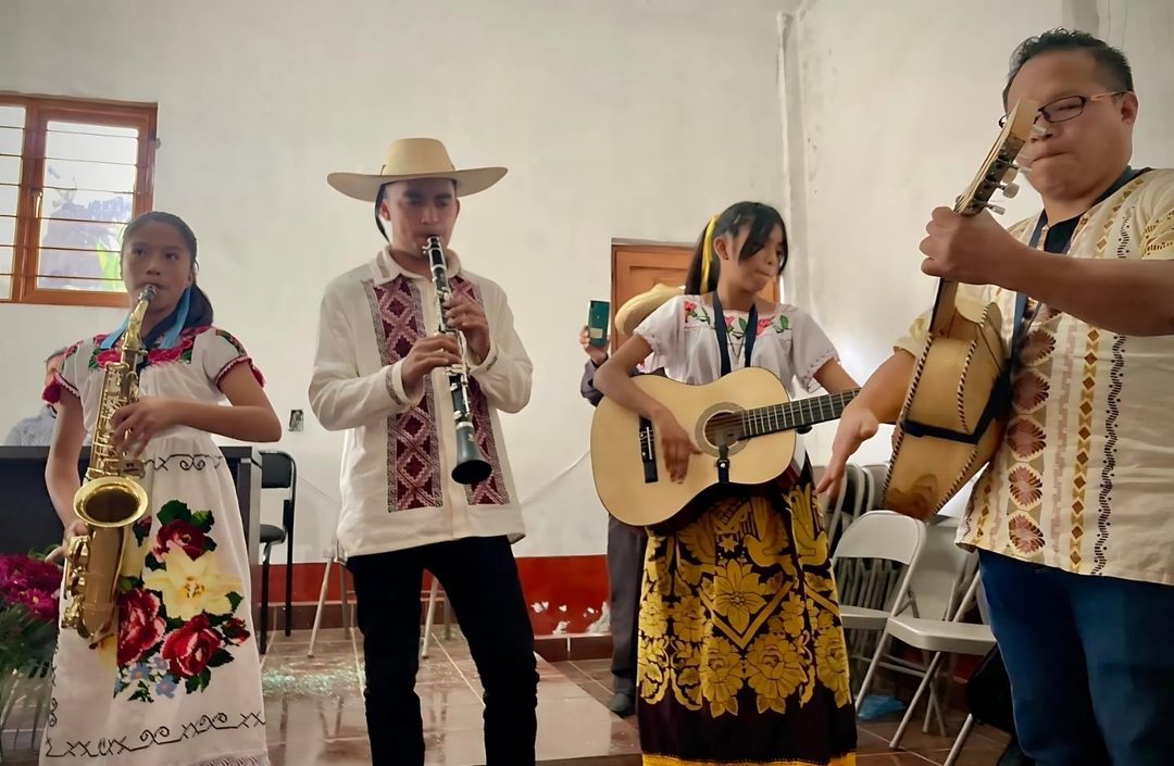 Orquesta AXUNI-particpa en la FLIN-Cortesi´a INALI