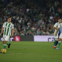 De tiro libre y al ángulo, Guardado se estrena en empate del Betis (Video)