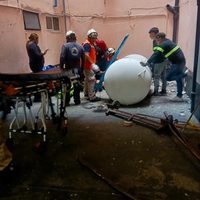 Trabajador cae de cuarto piso junto con tanque de gas estacionario en la Benito Juárez