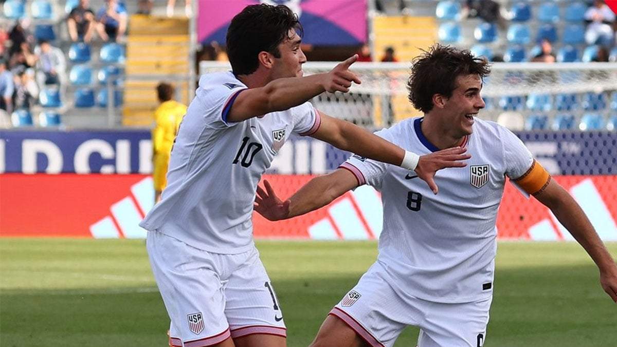 Benja Cremaschi y Niko Tsakiris salen a festejar.