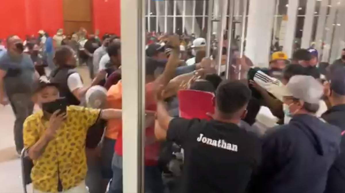 Los jóvenes intentaron ingresar por la fuerza al sitio donde se aplicaban las vacunas