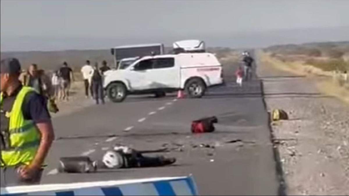Los restos de ambos vehículos quedaron desparramados en la calzada tras el choque. Fuente: (Facebook)