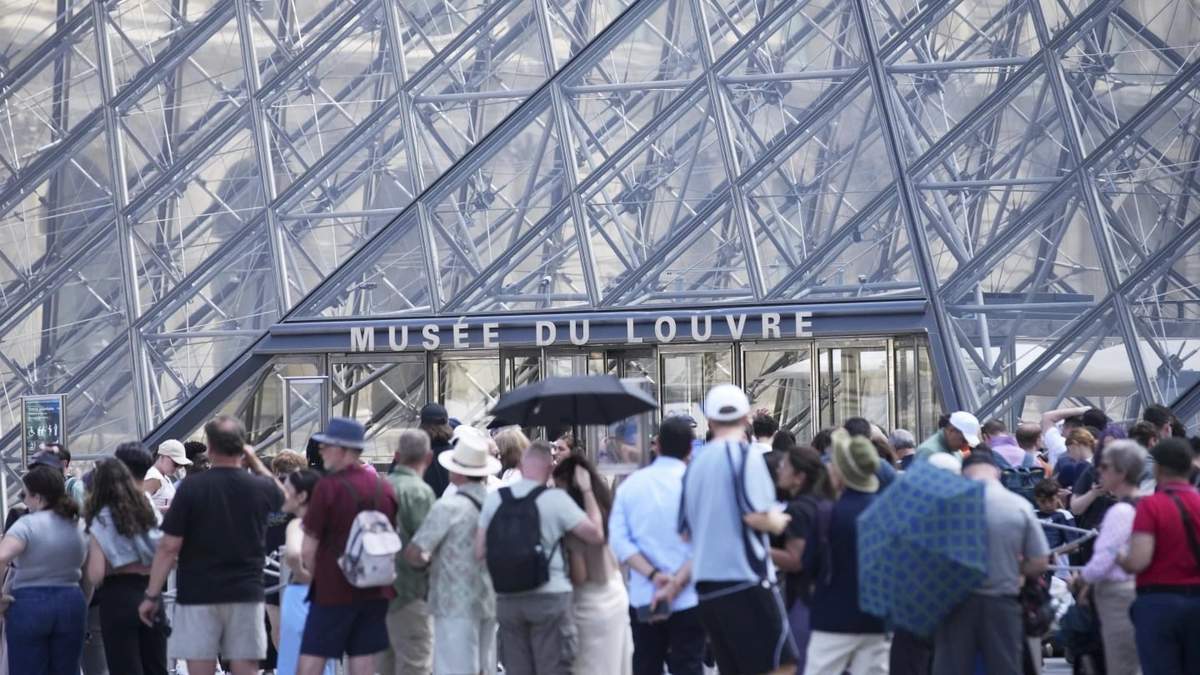 Trabajadores del museo Louvre se van a huelga por el turismo masivo