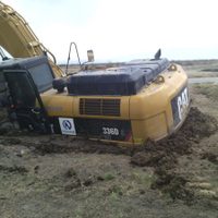 Excavadora se hunde en terrenos donde se construye el NAIM