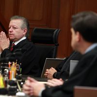 Padres pueden elegir orden de los apellidos de sus hijos: Corte