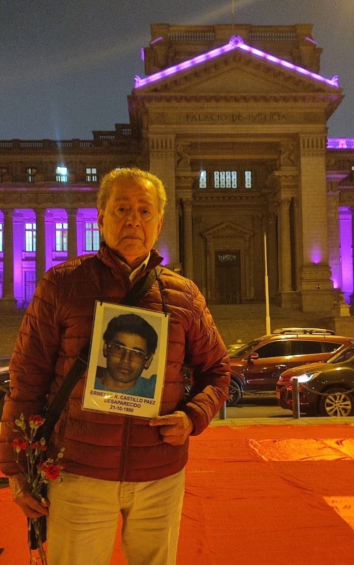 Cromwell Castillo asiste a una vigilia frente al Palacio de Justicia en recuerdo de su hijo Ernesto Castillo. Foto Cortesía de Vlocke Negro