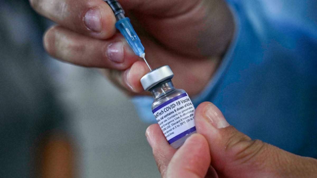 Un frasco con dosis de la vacuna de Pfizer. Fuente: (Twitter)