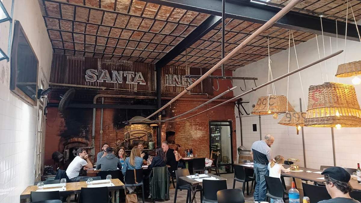 La falta de dinero es el principal motivo por el que la gente sale menos a comer afuera.