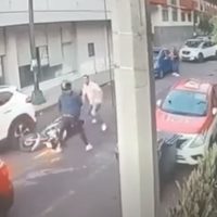 Vecino derriba a uno de los ladrones que robaron 180 mil pesos a una mujer (Video)