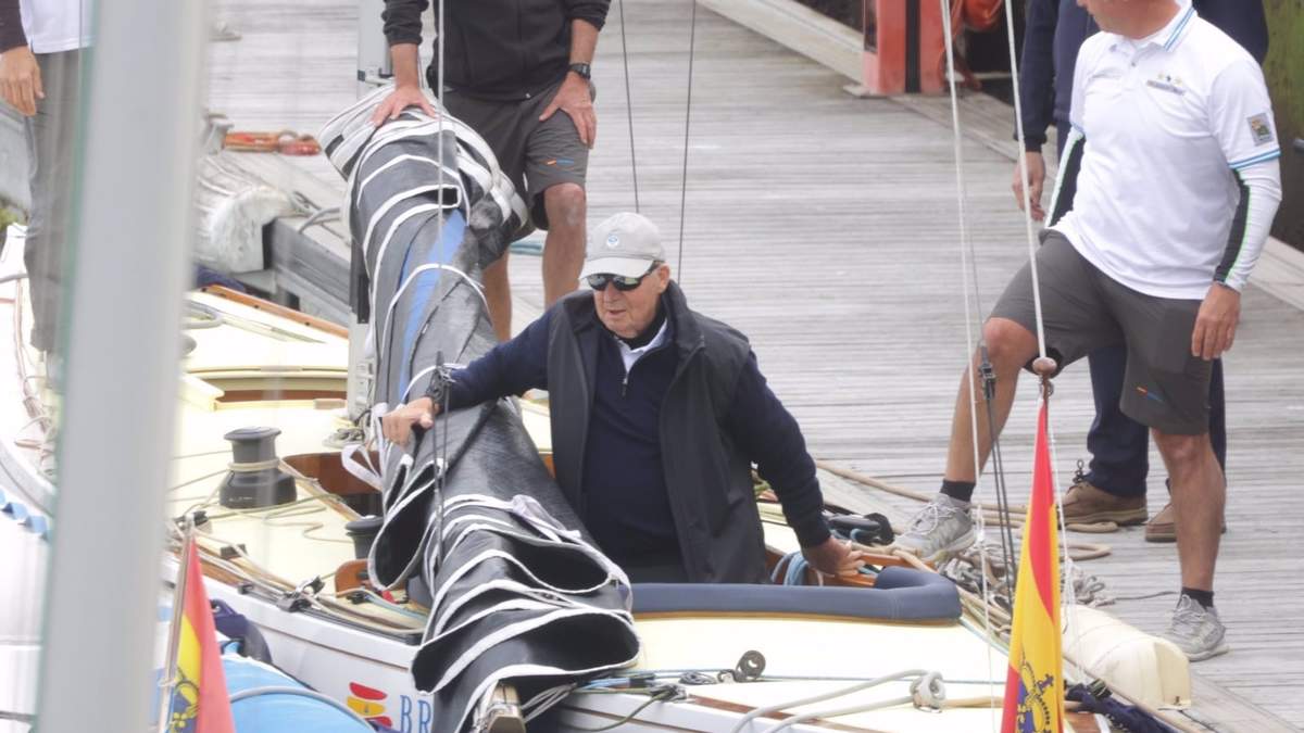 El Rey emérito Juan Carlos de Borbón sale a navegar
