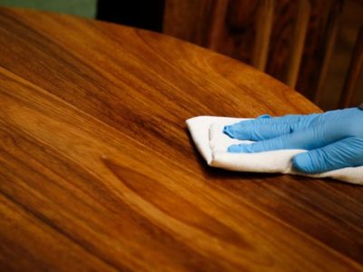 Sin usar químicos: mirá cómo sacar las manchas de agua de la mesa de madera de tu abuela
