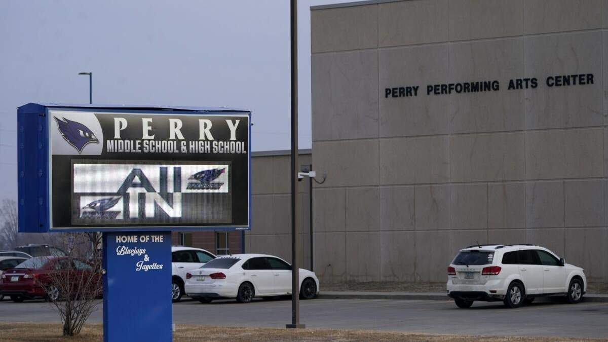 Vehículos en un estacionamiento afuera de la escuela secundaria Perry tras un tiroteo en el colegio