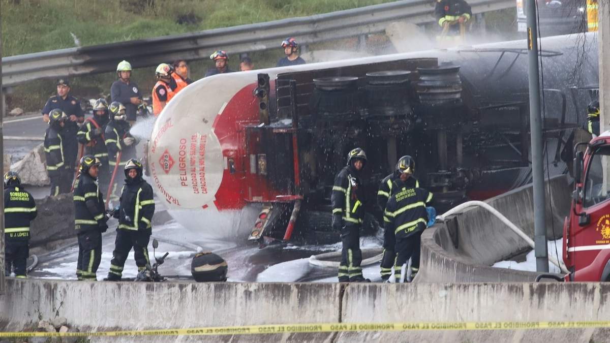 Bomberos atienden explosión de pipa