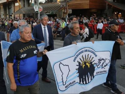 El gobernador de Neuquén participó en la vigilia por el aniversario de la guerra de Malvinas