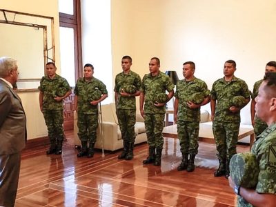 López Obrador aplaude el temple y actitud serena de militares desarmados en La Huacana