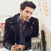 El divertido tropiezo de Sebastián Yatra se hizo viral en las redes. ¿Quién lo levanta?