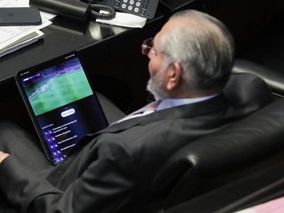 Adán Augusto López ve el futbol mientras comparece el secretario de Hacienda (Video)
