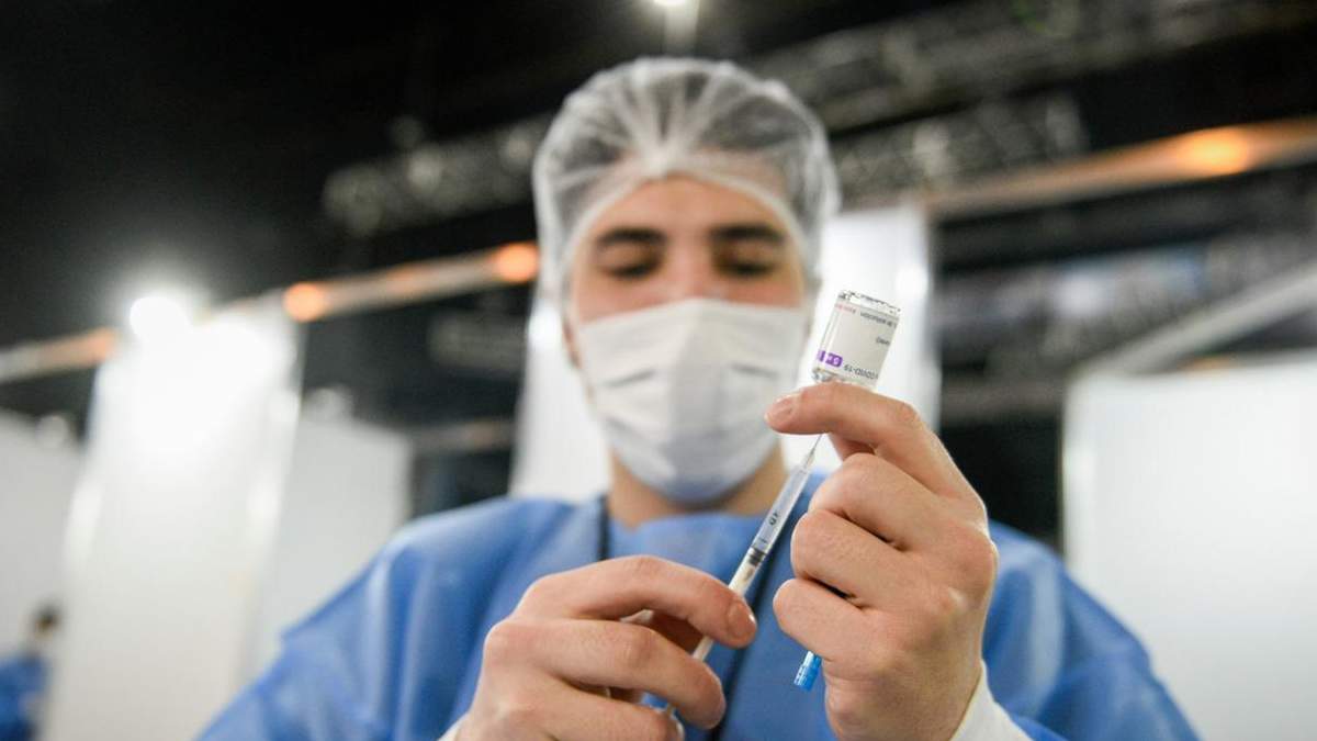 Un enfermero prepara una dosis de a vacuna contra el coronavirus de AstraZeneca. Fuente: (Twitter)