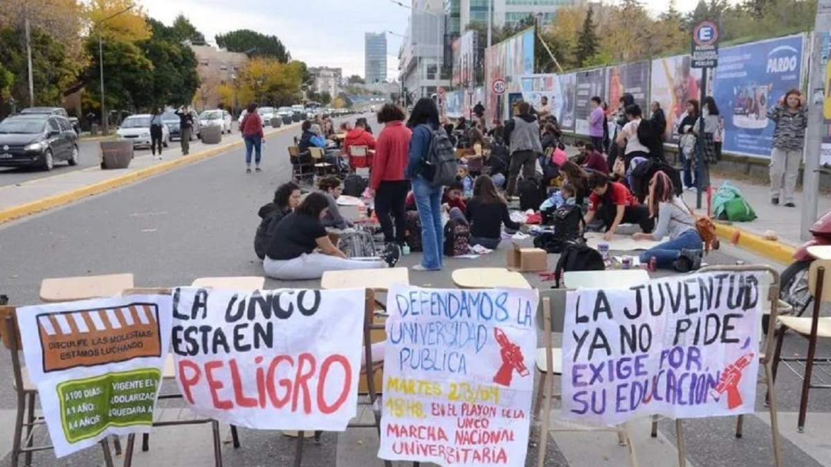 Diferentes claustros de la UNCo participarán de la marcha universitaria federal en Neuquén. Fuente: (Facebook)