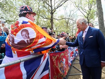 Carlos III y el príncipe Guillermo saludan por sorpresa a ciudadanos apostados cerca de Buckingham
