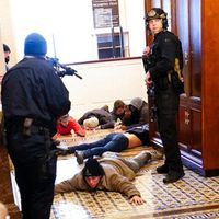 Políticos y expertos en EU critican la respuesta policial durante asalto al Capitolio