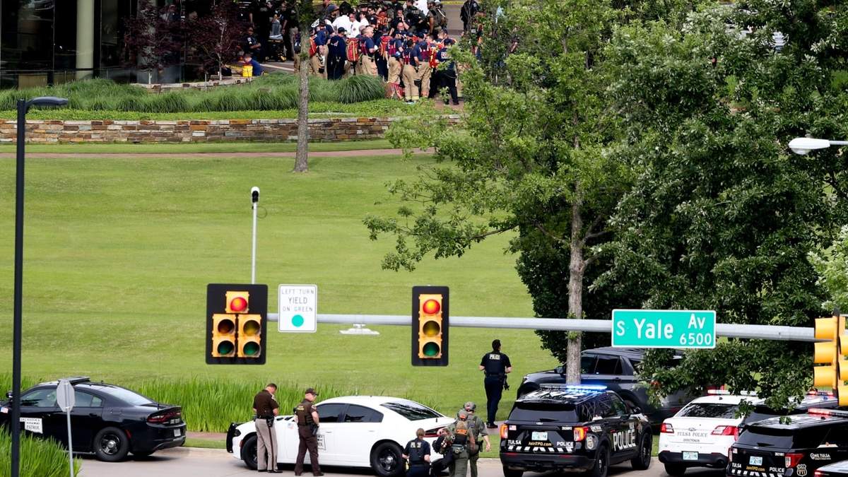 Policías y bomberos de Tulsa responden a un tiroteo en el Natalie Medical Building del hospital