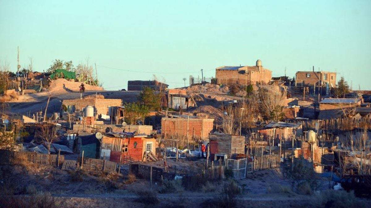 En Neuquén 37,2% de los habitantes es pobre; y 5,4% es indigente.. Fuente: (Vaconfirma)