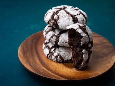 Crocantes por fuera y tiernas por dentro: prepará esta receta rendidora de galletas de chocolate craqueladas