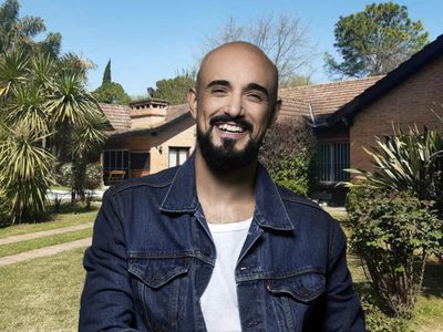 Entre árboles añosos y mucha tranquilidad, Abel Pintos disfruta de su cálida residencia familiar