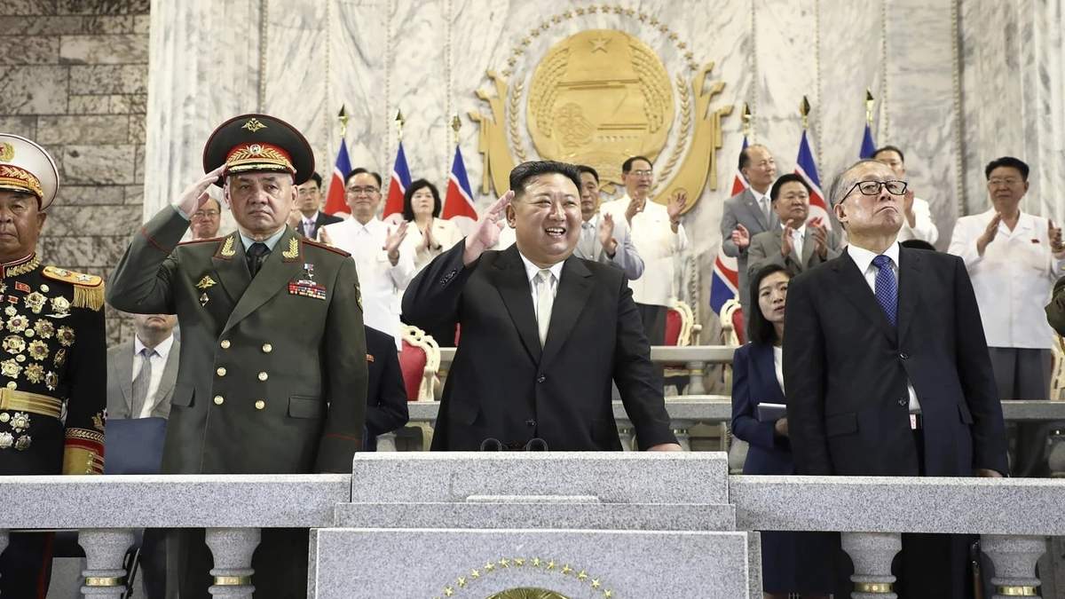 Kim Jong Un, líder de Corea del Norte (centro); Sergei Shoigu, ministro de Defensa de Rusia (izquierda), y Li Hongzhong, vicepresidente del Comité Permanente de la Asamblea Popular China (derecha)