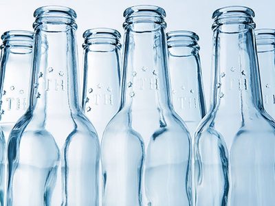 No tires los frascos de vidrio y botellas vacías y transformalos para un uso espectacular en tu cocina
