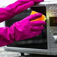 Cómo sacarle brillo al horno microondas con este efectivo y económico limpiador casero
