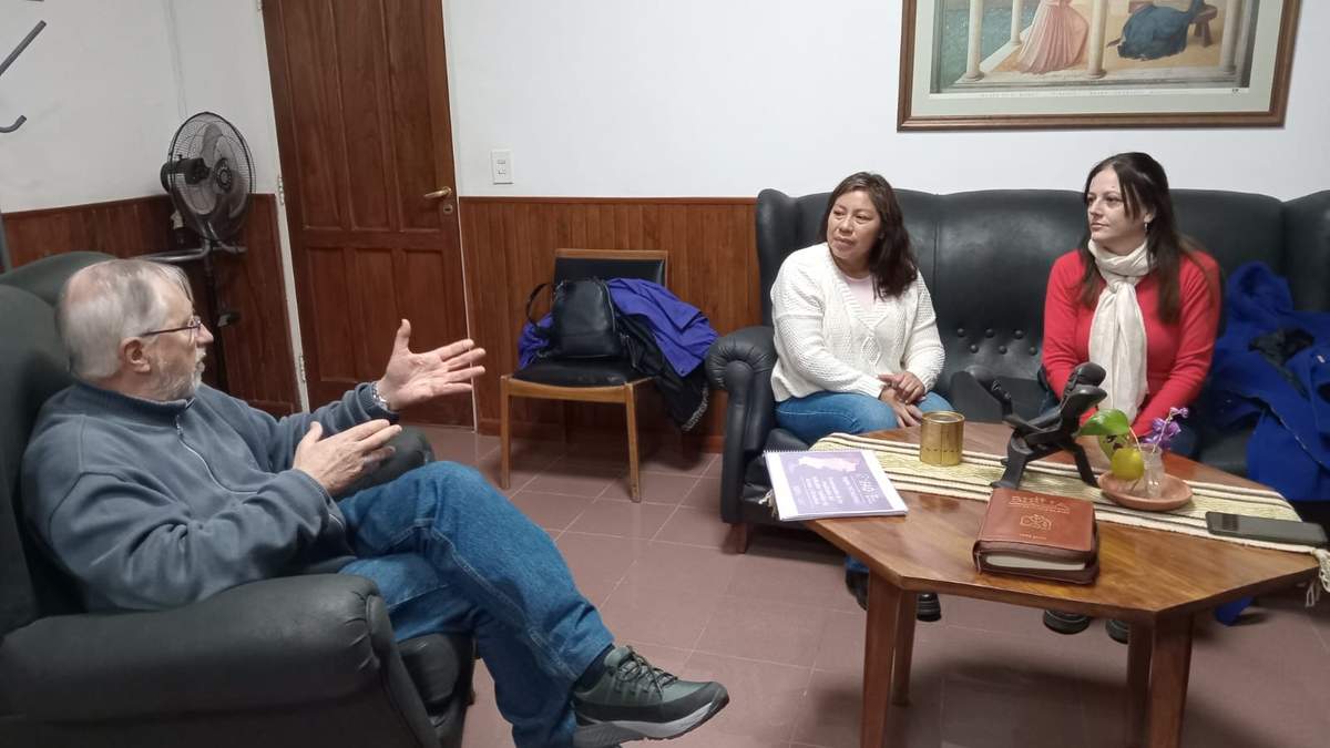 Las integrantes de Libres del Sur con el obispo de Neuquén. Fuente: (Twitter).
