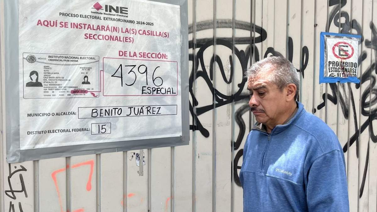 Un señor camina frente a una escuela pública, la cual será Casilla Especial en la alcaldía Benito Juárez para las próximas elecciones de ministros, magistrados y jueces