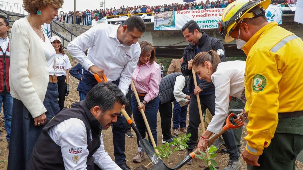 El gobernador de Puebla, y la presidenta Claudia Sheinbaum en la jornada de limpieza del río Atoyac