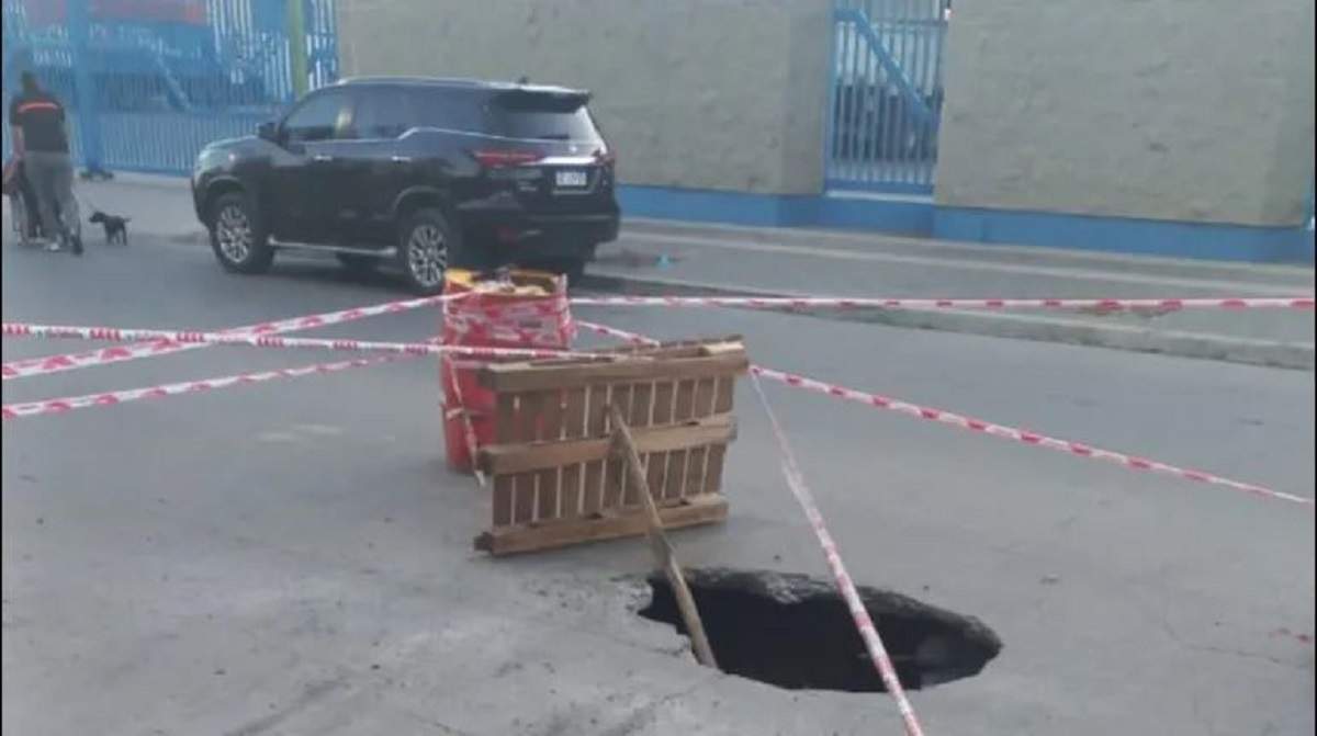 El socavón, tiene un metro de profundidad y casi 1,50 de diámetro. Fuente: (Facebook)