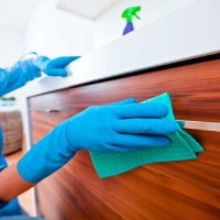 El trucazo de la abuela para librar de grasa a los muebles de la cocina si son de madera y dejarlos como nuevos