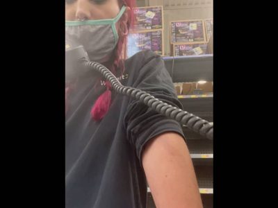 Empleada de Walmart usa el altavoz para denunciar maltrato laboral y luego renuncia