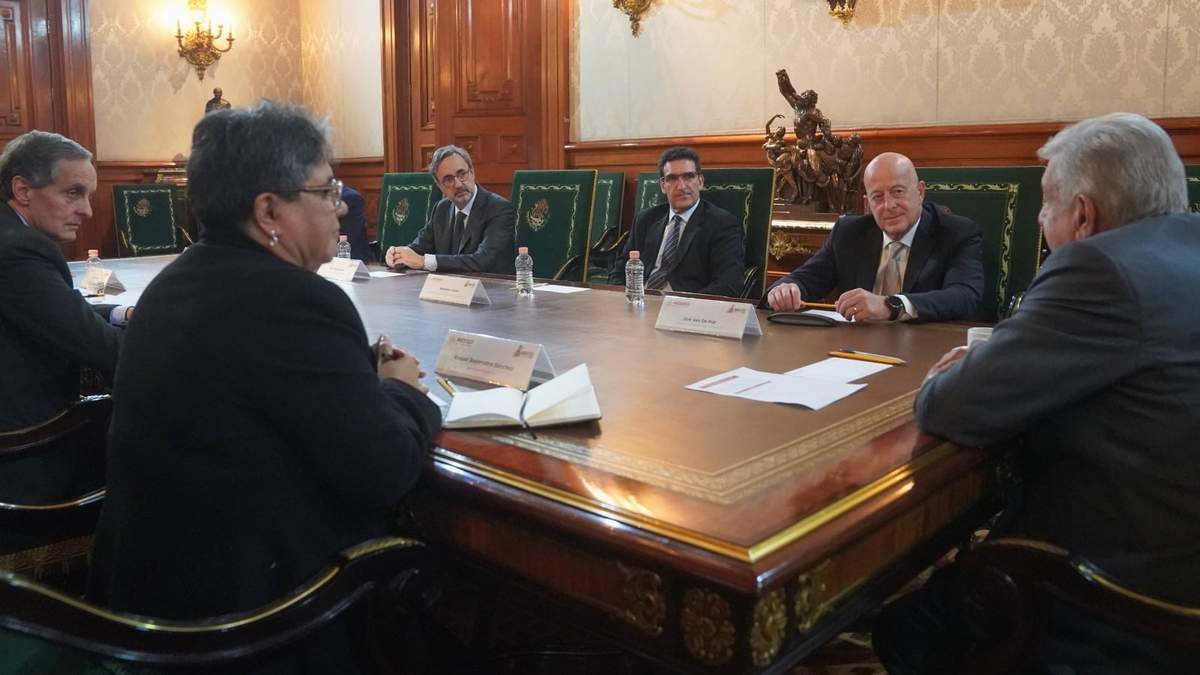 El presidente López Obrador con Dirk Van de Put, presidente de Mondelez International
