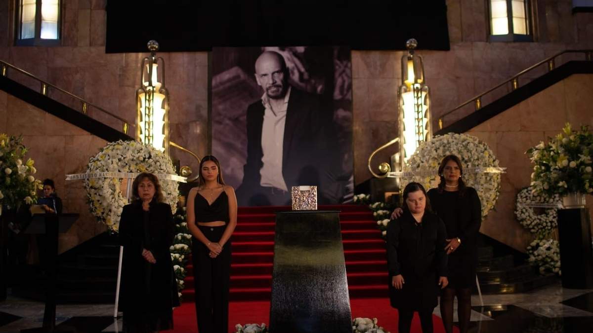 Los restos de  Rafael Cauduro fueron despedidos con homenaje en el Palacio de Bellas Artes