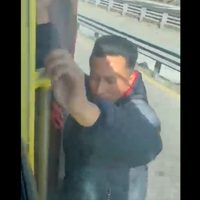 El sujeto que se colgó de un tráiler no era un asaltante, sino un “héroe sin capa”