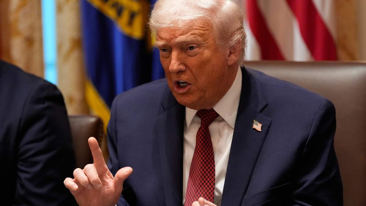 El presidente Donald Trump habla durante una mesa redonda sobre subsidios agrícolas en la Sala del Gabinete de la Casa Blanca