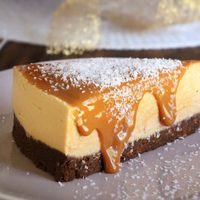 Cheesecake bicolor de coco y dulce de leche: cremoso y súper rico para estas tardes frías