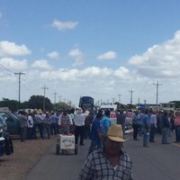 Campesinos bloquean carreteras para exigir la liberación de recursos